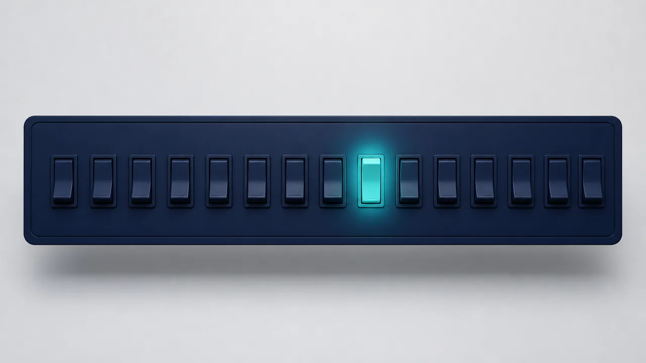 Un pupitre de commande bleu nuit sur fond de studio gris clair : une longue rangée d'interrupteurs identiques et sans étiquette, tous éteints, et un seul interrupteur allumé qui rayonne en turquoise — la personnalisation qu'on garde parmi toutes celles qu'on demande.