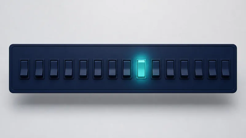 Un pupitre de commande bleu nuit sur fond de studio gris clair : une longue rangée d'interrupteurs identiques et sans étiquette, tous éteints, et un seul interrupteur allumé qui rayonne en turquoise — la personnalisation qu'on garde parmi toutes celles qu'on demande.
